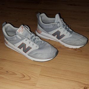 WOMEN'S NEW BALANCE 009 SIZE 8.5 SHOES